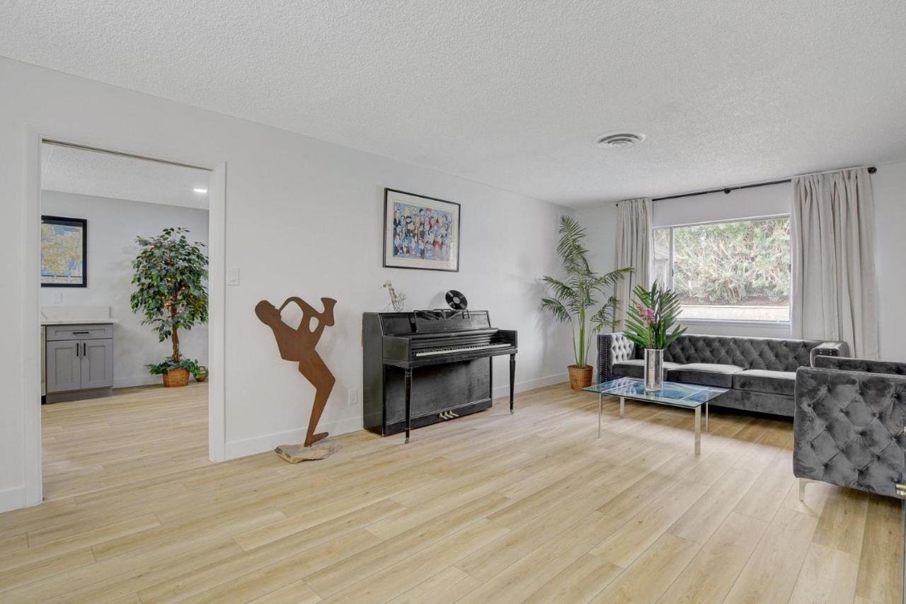 Resort Style 4 Bedroom House With Pool Minutes From Strip ラスベガス エクステリア 写真